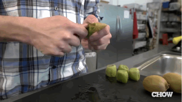Cara cepat mengupas kiwi